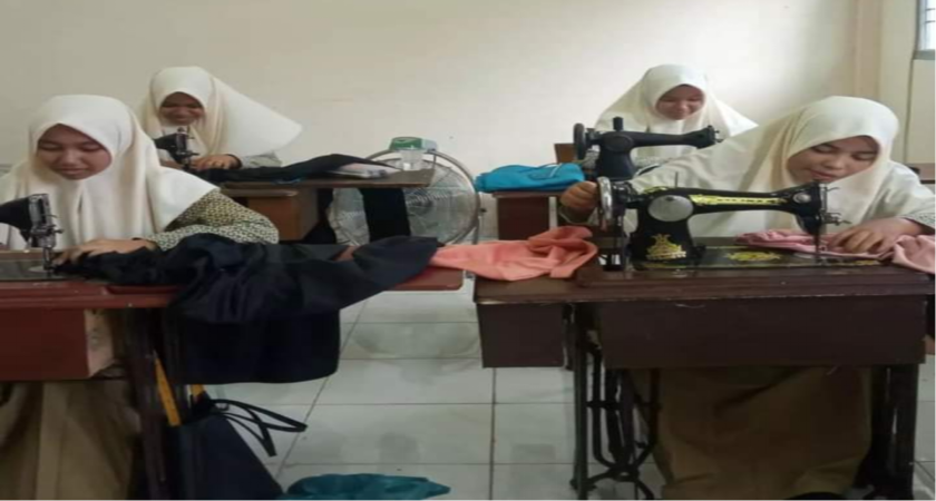 MENJAHIT MENJADI SARANA PERKEMBANGAN SENI SISWA DAN SISWI MAN 2 ACEH BARAT