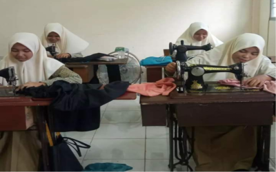 MENJAHIT MENJADI SARANA PERKEMBANGAN SENI SISWA DAN SISWI MAN 2 ACEH BARAT